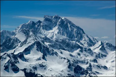 Quel est le point culminant des Pyrénées françaises avec ses 3 298 m ?