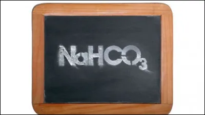 Lequel de ces éléments est-il conseillé d'utiliser pour éliminer l'odeur d'essence dans une voiture ? L'image ci-contre aidera sans doute les chimistes les plus chevronnés.