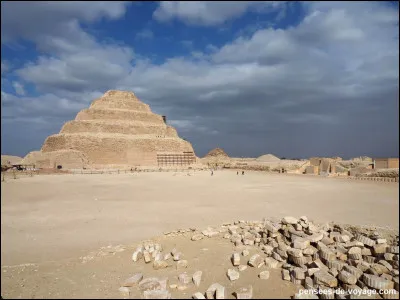 Quel pharaon s'est fait construire la toute première pyramide d'Égypte ?