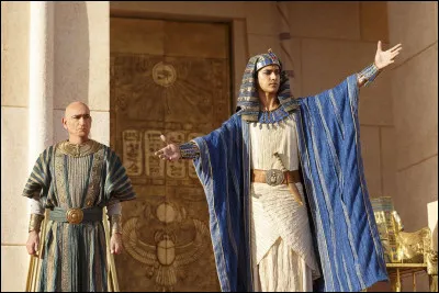 Comment s'appelle le bras droit du pharaon ?