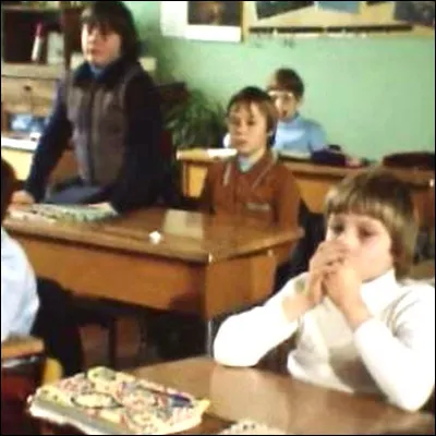 Quelle expression signifiant "jamais" fait allusion à un jour où les élèves n'avaient autrefois pas école ?