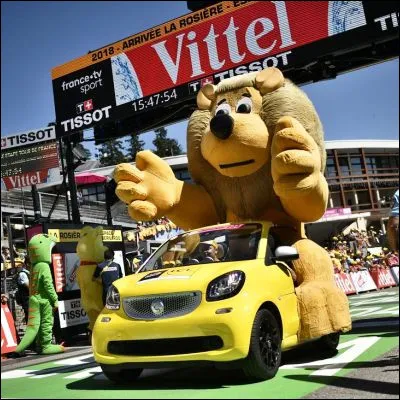 Comment appelle-t-on l'animation proposée par les véhicules publicitaires à l'intention du public du Tour de France ?
