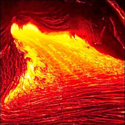 Quel nom donne-t-on au matériau de roche fondue qui se forme sous la croûte terrestre ?