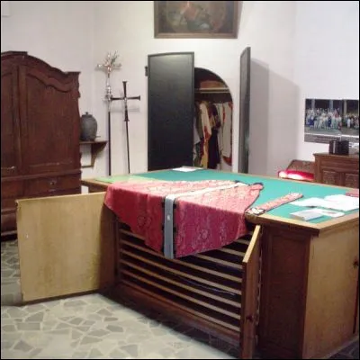 Comment appelle-t-on la pièce de l'église où un prêtre prépare la liturgie ?