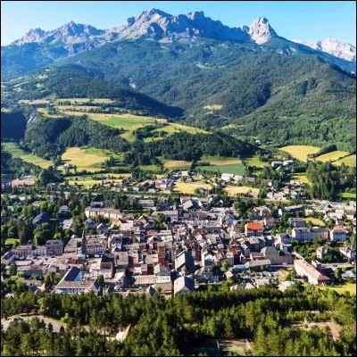Quelle est la plus grande commune de la vallée de l'Ubaye, dans les Alpes-de-Haute-Provence ?