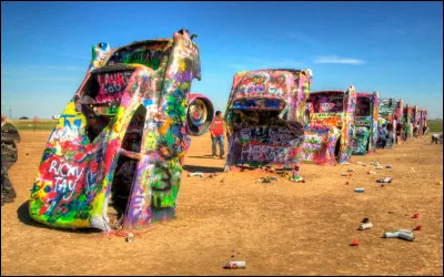 Si vous aimez les vieilles voitures, vous aimerez Cadillac Ranch, ...