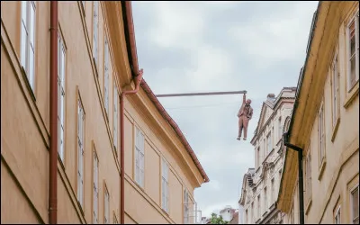 Dans quelle ville européenne pouvez-vous voir "L'Homme Suspendu" ?