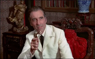Dans "L'homme au pistolet d'or", film de Guy Hamilton, avec Roger Moore et Christopher Lee, quel personnage incarne Roger Moore ?