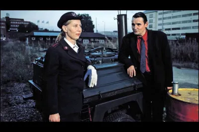 Dans ce film d'Aki Kaurismäki, un homme (Markku Peltola) arrive à Helsinki. Après avoir été agressé par une bande, il va reconstruire sa vie avec l'aide des sans-abris de la ville et de l'Armée du salut, dont fait partie Irma (Kati Outinen). C'est ...