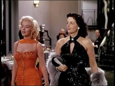 Quel est ce film musical dans lequel Marilyn Monroe et Jane Russell interprètent deux chanteuses de cabaret, Lorelei, la blonde et Dorothy, la brune ?