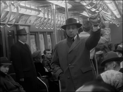 Le délégué français de l'ONU a disparu : deux journalistes français se lancent à sa recherche et le retrouvent, mort. L'un, journaliste à l'AFP, sur ordre de son patron, veut étouffer le scandale. L'autre veut faire de l'argent en vendant des photos à la presse à scandale. C'est ...