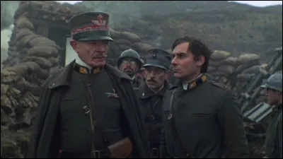 Quel est ce film de Francesco Rosi, avec Gian Maria Volontè dans le rôle du lieutenant Ottolenghi, qui relate un épisode de la première guerre mondiale, d'après un roman d'Emilio Lussu "Un anno sull'Altipiano" ?