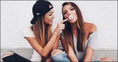 En chemin, je croise Victoire, ma meilleure amie, il ... pas question que je la laisse filer comme ça !