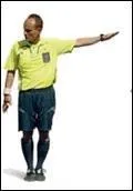 Qu'indique le geste de l'arbitre ?