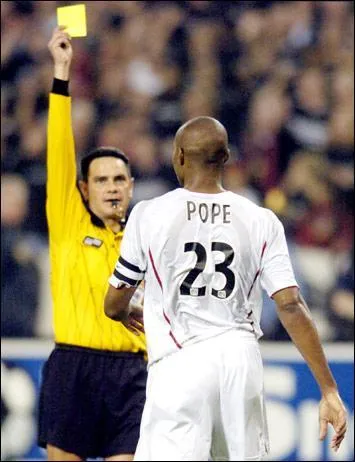 Qu'indique le geste de l'arbitre ?