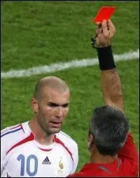 Qu'indique le geste de l'arbitre ?