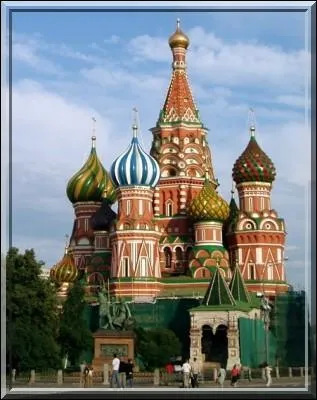 Dans quelle ville se trouve la cathédrale Saint-Basile ?