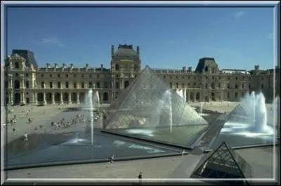 Dans quelle ville se trouve le Louvre ?