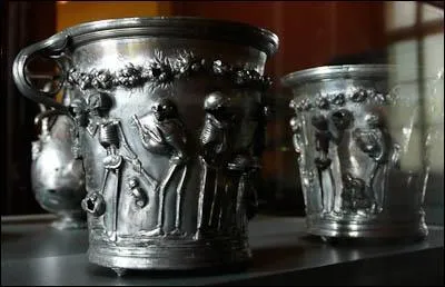 Les Romains dcoraient leurs coupes en argent avec un sablier pour leur rappeler la brivet de la vie.