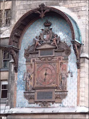 Ces grosses horloges taient inexactes. On les mettait  jour en consultant un cadran solaire.