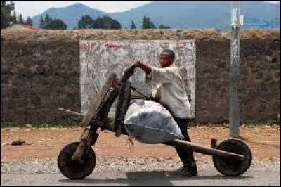 Comment s'appelle cette grande trottinette utilisée particulièrement en République démocratique du Congo ?