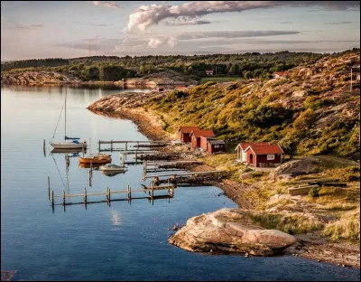 Au lever du jour, surtout, montez sur le pont pour voir le bateau se faufiler entre la multitude d'îles formant l'archipel de Stockholm. Cette capitale, très verte et très aérée, est d'ailleurs construite sur plusieurs îles de cet archipel. Sur combien d'îles est-elle construite ?