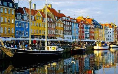Nous voici donc à Copenhague où se termine notre voyage. Quel est ce canal, connu pour ses maisons typiques colorées, qui porte un nom signifiant "nouveau port" en danois ?