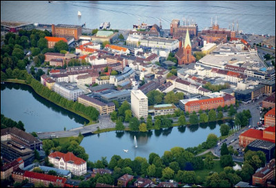 L'embarquement s'effectue dans un grand port allemand sur la mer Baltique, capitale du Land de Schleswig-Holstein. Où devrez-vous vous rendre pour trouver votre bateau ?