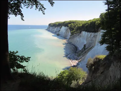 Partons plein est. Nous longeons désormais la plus grande île allemande et admirons les spectaculaires falaises de craie du cap Arkona et la forêt primaire de hêtres du parc national de Jasmund. Quelle est cette île ?