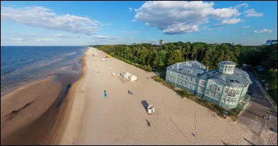 Nous croisons désormais la principale station balnéaire lettone, le long du golfe de Riga. Elle est connue pour ses grandes plages bordées par la forêt et pour ses coquettes maisons en bois. Nous voici à :