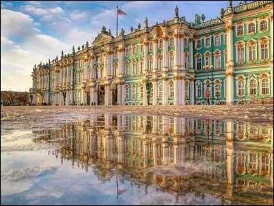 Poursuivons notre navigation plein est et atteignons ainsi l'extrémité orientale de la mer Baltique. C'est le moment de débarquer pour visiter la superbe deuxième ville de Russie et ancienne capitale des tsars. Bienvenue à :