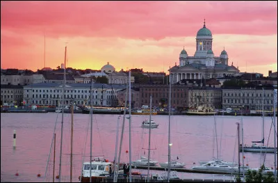 Faisons demi-tour et nous voici arrivés à Helsinki. Quel est le nom de cette ville en suédois, la deuxième langue officielle de la Finlande ?