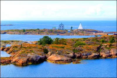 Poursuivons vers l'ouest et nous croisons un archipel situé à mi-chemin entre la Suède et la Finlande. Il fait partie du territoire finlandais, mais jouit d'une très large autonomie, possède son propre drapeau, son propre gouvernement et son propre hymne et a le suédois comme langue officielle. Quel est cet archipel ?