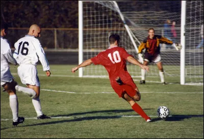 Footballeur tchèque, j'ai fait le bonheur de plusieurs clubs italiens prestigieux et ai remporté le Ballon d'Or 2003. Qui suis-je ?
