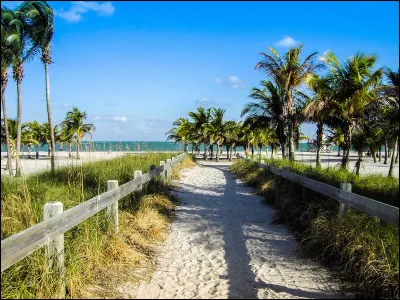 Je suis la principale Grande épouse royale du pharaon Ramsès II. Je suis donc...