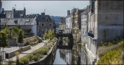 Ville de 12 000 habitants du sud du département du Finistère, située dans un site encaissé, à la jonction des vallées de l'Ellé et de l'Isole :
