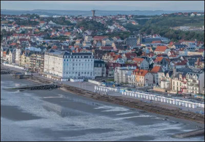 Ville de 6 500 habitants du département du Pas-de-Calais, station balnéaire de la Côte d'Opale :