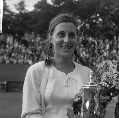 Pour Paul Claudel comment est le pain ?