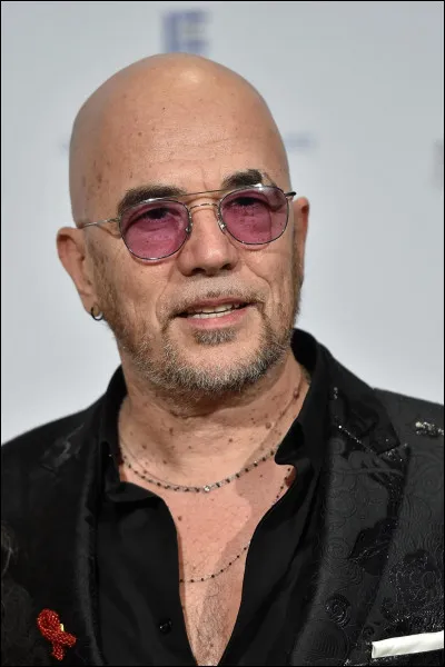 De quelle couleur était la tenue de Pascal Obispo pendant les battles ?