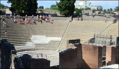 Quelle catastrophe naturelle a subi la ville de Pompéi en 62 avant J.C ?