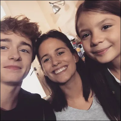 Comment se prénomme cette actrice la plus à droite de la photo dans la série ?