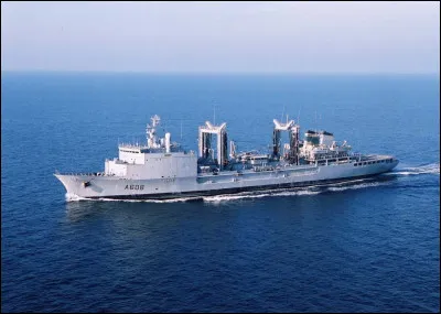 Ce navire est chargé de ravitailler l'ensemble du groupe aéronaval en vivres, en carburant ou encore en matériels divers. Il s'agit d'un...