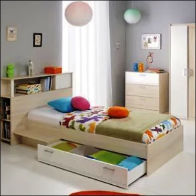 Quelle comédie française montre un couple séparé vivant dans deux appartements communiquant par la chambre de ses enfants ?