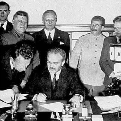 Quel homme politique soviétique a signé avec Joachim von Ribbentrop le Pacte germano-soviétique en 1939 ?