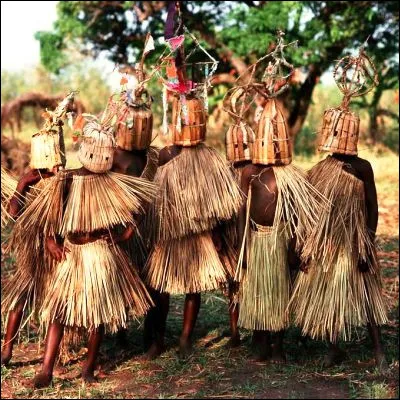 Quelle science étudie les caractères sociaux et culturels des groupes humains traditionnels ?