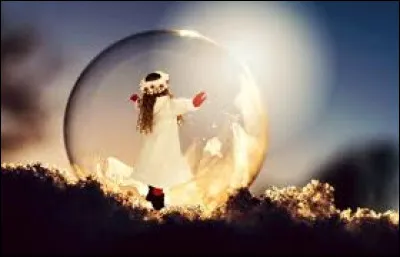 Dans un des épisodes Scorpion vient en aide à une enfant bulle car...