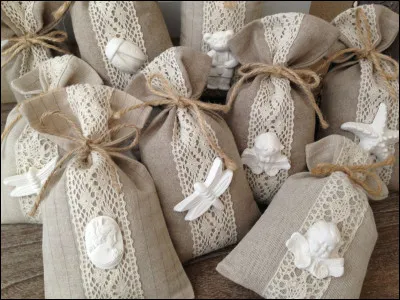 On la met souvent dans de petits sachets pour qu'elle diffuse une bonne odeur. Savez-vous de quoi je veux parler ?