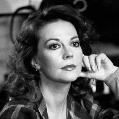 Cette actrice américaine a joué dans "La Fureur de vivre", a été l'enfant de fermiers enlevée par les Indiens et élevée par eux dans "La Prisonnière du désert", a tenu le principal rôle féminin dans "West Side Story" :