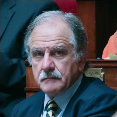 Ce journaliste - sur Antenne 2 de 1977 à 1992 - a mené ensuite une carrière politique : il a été candidat des Verts à l'élection présidentielle française de 2002 où il a obtenu 5,25 %. Il se prénomme ...