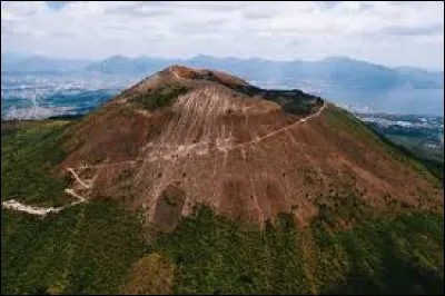 Le Vésuve a une altitude de 1 281 mètres.